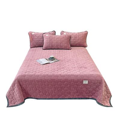 China The Other Winter Thicken Bed Spread Solid Color Blanket Milk Velvet Bedspread Quilted Bed Mattress Cover for sale