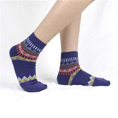 China Custom Geometric Vacation Pattern Breathable Sport Crew Socks For Men And Women Colorful for sale