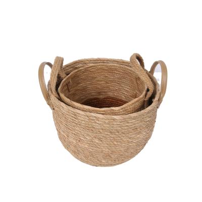 China Sustainable Natural Round Household Woven Storage Basket Straw Home Storage Basket Rushing Grass Storage Basket With Hemp Rope Handle for sale