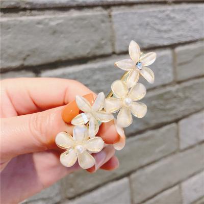 China Cute Flower Clip On Hair Jewelry Alloy Accessories White Hair Clip For Women for sale