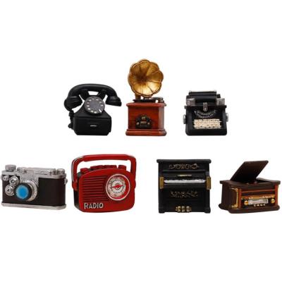 China Lovely Nostalgic Retro Resin Opens Mini Home Decoration Ornaments Photography Props Camera Phonograph for sale