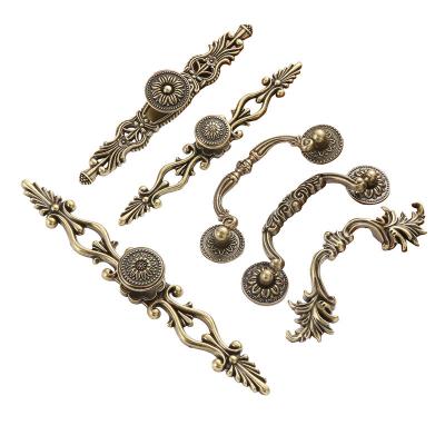 China Custom American Modern Zinc Alloy Handle Vintage Gold Wardrobe Door Handle TV Cabinet Drawer Handle Furniture Hardware Custom for sale