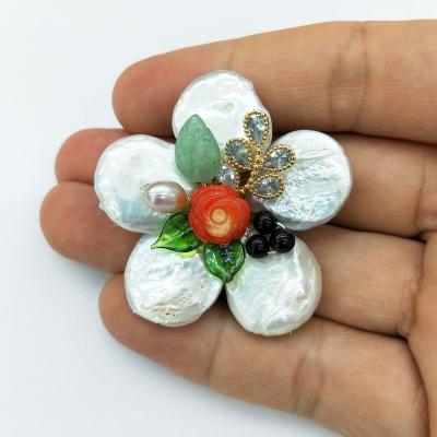 China Elegant Brooches Pin Channel Pearls Brooch Statement Flower Brooch Pin Natural Luxury Handmade Baroque Jewelry for sale