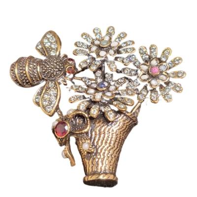 China Factory Price Manufacturer Supplier Crystal Stones And Brass Luxury Unique Design Italian Elegant Brooch for sale