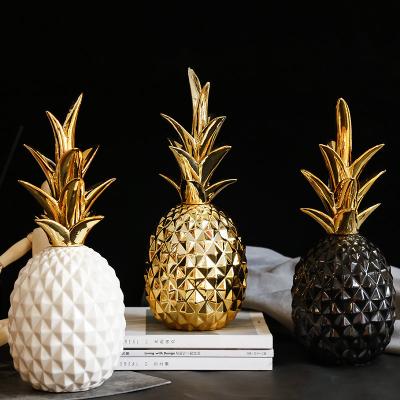 China Rustic Made in Porcelain Royal Gold Plated Pineapple Ornaments Vintage Porcelain Ceramic Home Decor for sale