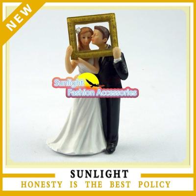 China Couple Wedding Cake Topper Resin Bride and Groom Figurine for Wedding Gifts Wedding Favors for sale