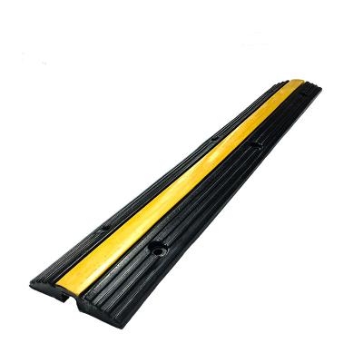 China Anti-pressure (W) 20 x (H) 20mm PVC Rubber Cable Protector High Loading Capacity Road Speed ​​Bump for sale