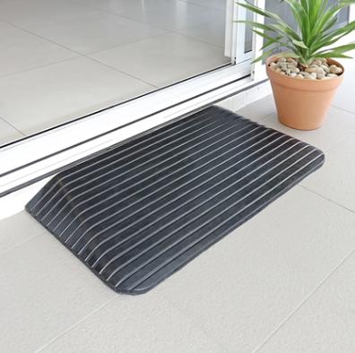 China Anti-pressure Durable 900mm 3.5 Inch Rubber Wheelchair Threshold Ramps Curb Ramp for sale