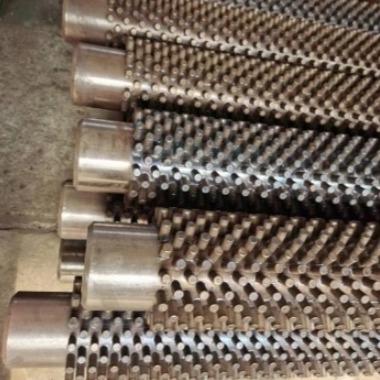 China DELLOK Petrochemical Industry Carbon Steel Studded Tube Polishing for sale