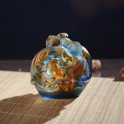 China Creative Colorful China Muruno Glass Crystal Carved Fish Sculpture Namecard Stand Menu Holder Reception Decoration for sale