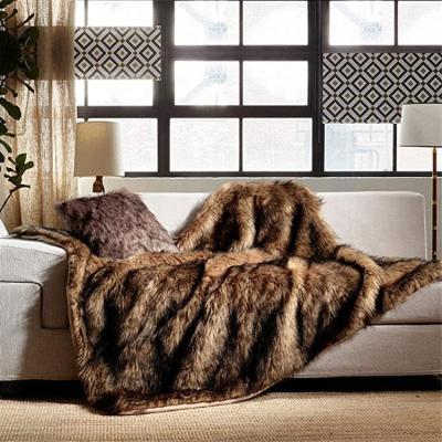 China Personalized Anti-Static Soft Puffy Double Side Faux Furry Fleece Shed Blanket Solid Fur Fluffy Blanket for sale