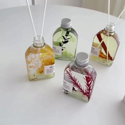 China Luxury Reed Diffuser Set UO Home Fragrance Bottle Reed Diffuser Gift Set 200ml Promotional Home Gift Wedding Decoration for sale