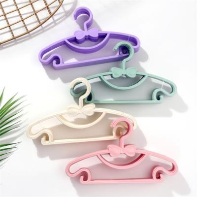 China Contemporary 5pcs 5 Colors Wholesale Cheap Plastic Baby Clothes Kids Clothes Hanger For Kids for sale