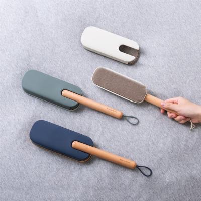 China Household Stored Electrostatic Hair Sticking Device Cat Pet Hair Remover With Wooden Handle Dog Fur Remover Brush for sale