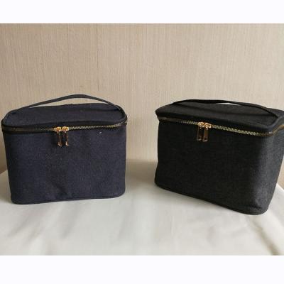 China Weight Capacity: 1KG China Fashion Increasing Cosmetic Bag Portable And Durable 600D Polyester Toiletry Bag for sale