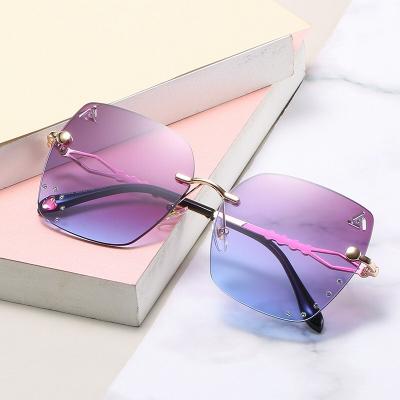 China Fashion sunglasses 2020 new European and American personalized diamond-encrusted square frames t all-match borderless fashionable sunglasses glass for sale