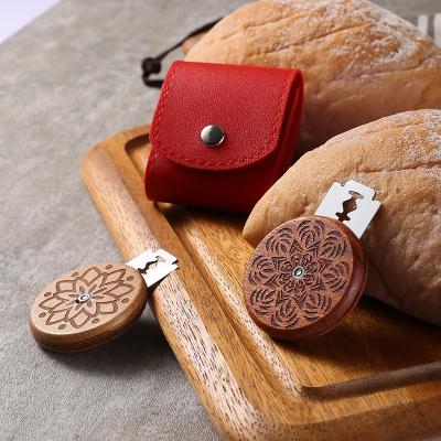 China Disposable Wooden Bread UFO Blade for Dough Scoring Knife with Red and Green Case and 5 Blades for sale