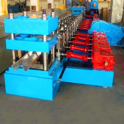 Cina Guardrails Road Automatic New Pad Two Stores Building Material Metal Waves Cold Rolling Forming Machine in vendita