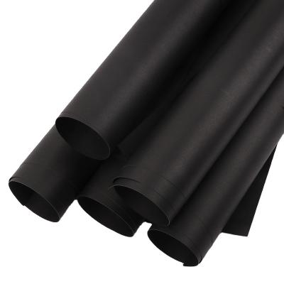 China De cartone du nero 70*100 cm 787*1092 mm pasta di legno de vergine nera anticurvature de carta de nero de bordo de patinata non par scat d'etichette di abbigliamento for sale