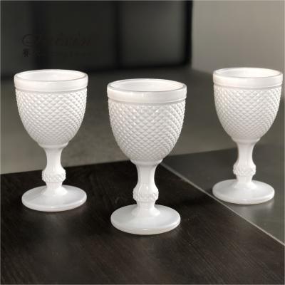 Cina Hot Sale elegant Diamond Design Thick  White Wine Glasses For Wedding Event in vendita