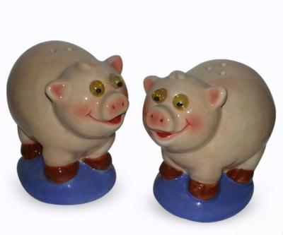 China Viable Ceramic Shakers Hand Painted Salt and Pepper Salt and Pepper Keeper in Hog ​​Shape S/2 Dolomite Hog Design Salt and Pepper Shakers for sale