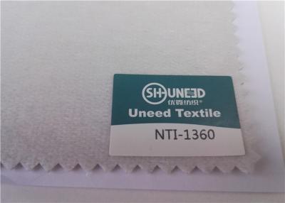 Chine Largeur 100% douce de interlignage du tissu NTI-1360 Handfeeling 150cm de lien de polyester à vendre