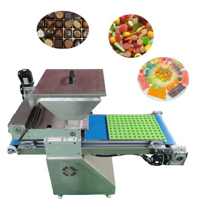 China Snoepproductie trekmachine zachte gummy bears snoep hard maken machine vloeibare snoep chocolade snoep machine Te koop