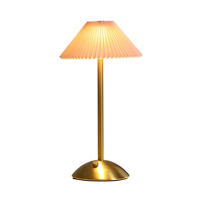 China Modern Low price custom touch control metal table lamp new design usb charging wireless home decor lights for sale