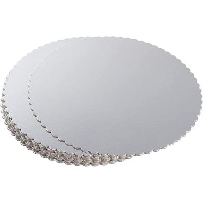 China Greaseproof Round Cake Boards Silver Cardboard Scalloped Base Cake Boards for sale