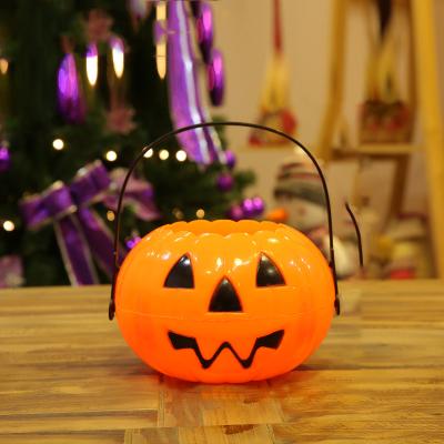 China Eco-friendly& Durable Portable Halloween Pumpkin Candy Bucketh Handle For Halloween Party for sale