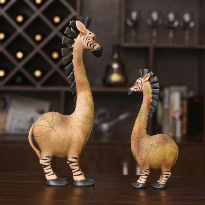 China High Quality Animal Sculpture In Europe Giraffe Resin Ornaments Animal Cheap Animal Figurines for sale