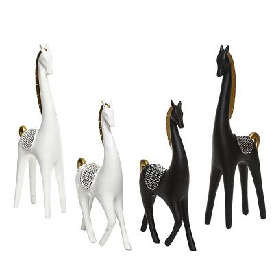 China Europe Manufacturers Wholesale Resin Creative Couples Deer Crafts Animal Ornaments for sale