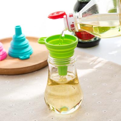 China 2021Hot Sale Kitchen Picnic Instruments Food Grade Silicone Funnel Outdoor Telescopic Silicone Viable Oil Folding Funnel for sale