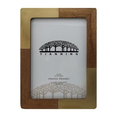 China Hot Selling Luxury Pine/Poplar Good Quality Picture Frame Mount Wall Picture Frame for sale