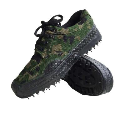 China Anti-skid Warm Rubber Low Top Camouflage Non-slip Safety Shoes Breathable Mens Work Safety Shoes for sale