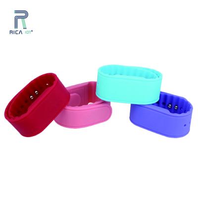 China Hot Selling Waterproof/Waterproof RFID Silicone Wristband Waterproof Adjustable Wristband For Sports for sale