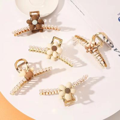 China Fashion pearl hair clip female hair accessories big hairpin woman metal flower hair hook luxury hair clip for sale