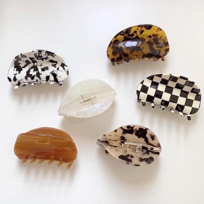 China Women Hair Hands Fashion Women Hair Clip Accessories Vintage Acetate Black White Geometric Plaid Hair Claw for sale