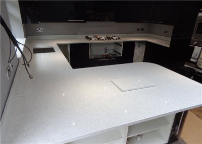 China Chispa blanca Benchtops de piedra dirigido artificial con el material de construcción cortado a la medida en venta