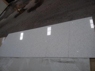 Chine Les tuiles synthétiques de plancher et de mur de pierre de quartz tachettent la surface blanche de Grossy à vendre