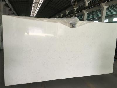 China A vaidade contínua de Surfac de quartzo de mármore branco da veia cobre a veia natural impressionante de quartzo à venda