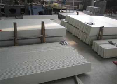 Chine Filons-couches de fenêtre de tuile de pierre de quartz de matériau de construction/panneaux blancs de salle de bains pour la décoration à la maison à vendre