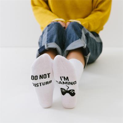 China Fashion Mens Unisex Alphabet Socks QUICK DRY QUICK DRY Don't Mind Me AM Greative Greative White Custom Socks Funny Gamer Gift Socks for sale