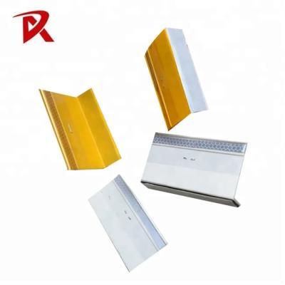 China PVC 10 X 5 X 2.5cm Flexible Delineator Post Traffic Delineator Posts Payment Marker for sale