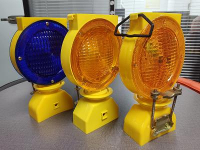 China Solar Led Powered Traffic Warning Barricade Lights For Roadway Safety for sale