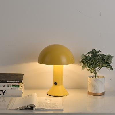 China New Multicolor Shake Shade Iron Material Small Coffee Table Bar Lamp Small Desk Lamp Modern Simple Decorative Study Lamp for sale