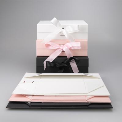 China Custom Materials Folding Luxury White Magnetic Large Size Recycled Paper Cosmetic Packaging Gift Boxes for sale