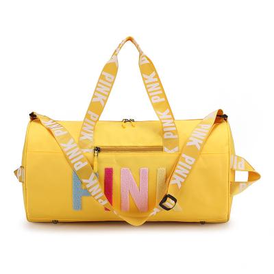 China Zipper Closure Yellow Travel Sports Splash Portable Fitness Laser Sequin Weekender Shoulder Travel Duffel Bag for sale