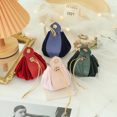 China Fashionable Leather Handheld Wedding Candy Bag Velvet Gift Candy Bag for sale