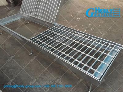 China Steel Grating Drainage Trench Cover | High Load Capacity | Hot Dipped Galvanized | Fish Tail Frame - HeslyGrating for sale